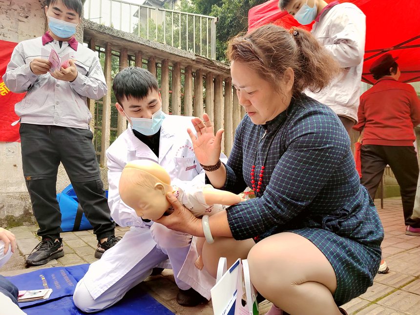 医院志愿者指导市民进行婴幼儿急救。孙赟飞摄