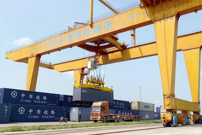 南寧國際鐵路港正有條不紊地吊裝跨境集裝箱。覃一洺攝