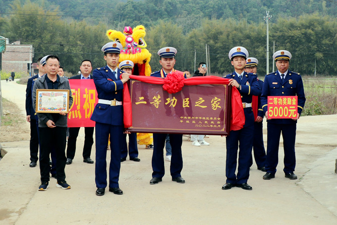 平桂区邱习章家庭获二等功臣之家牌匾