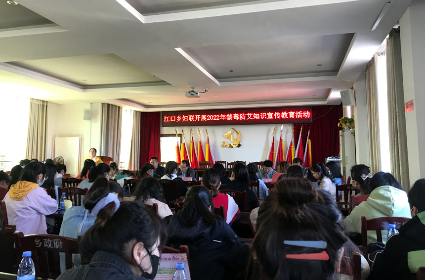 江口乡乡长给辖区妇女讲解禁毒知识。鹿寨县禁毒办供图