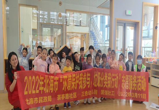 参与本次活动的小朋友合影留念。