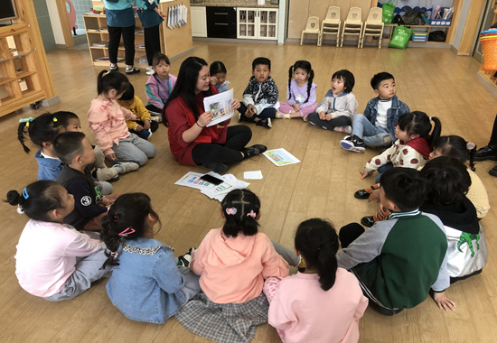 社工为小朋友们讲解垃圾分类知识。