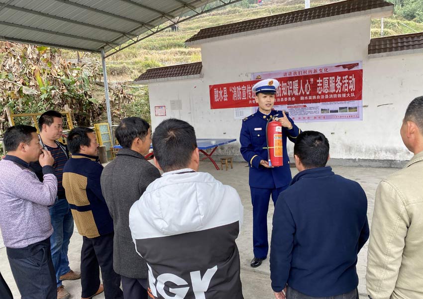 融水苗族自治县消防救援大队志愿服务队走进四荣乡九溪村开展消防安全知识“敲门行动”。