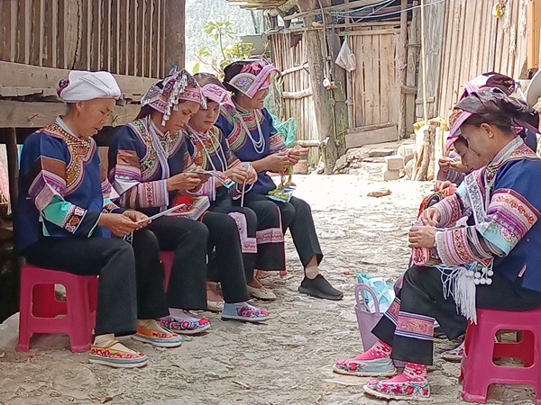 婦女們正在編織。