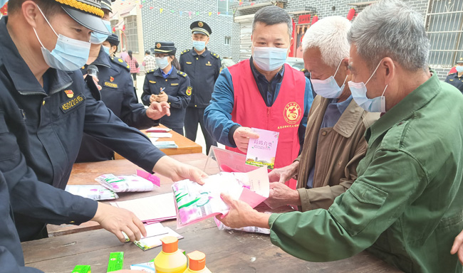 鹿寨县开展垃圾分类“进农村”主题宣传活动