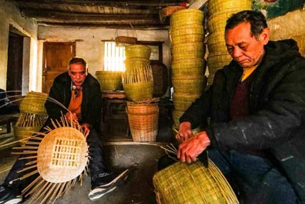 岑溪：小竹織做成大產業岑溪竹芒編織加工歷史悠久，是當地的特色傳統產業, 手工技藝已被列為廣西壯族自治區級非物質文化遺產名錄…【詳細】 