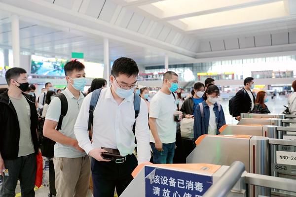 图为南宁东站旅客有序检票进站。于莉摄