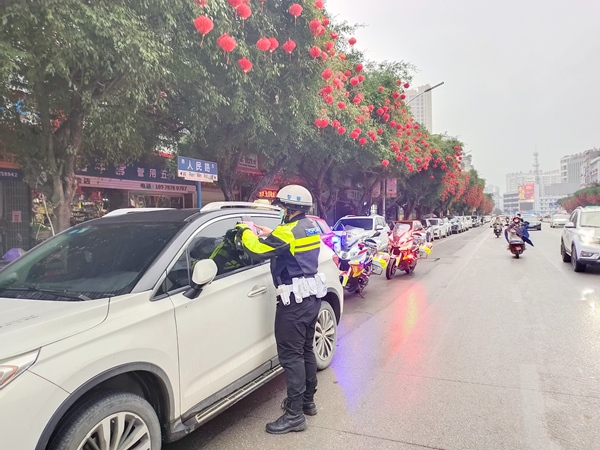 桂平市公安局交警大隊2月以來查處交通違法行為2248起