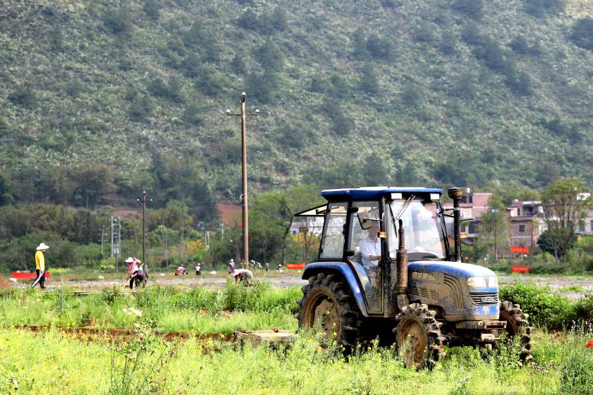 村民駕駛著農機在田間勞作。鐘山縣委宣傳部供圖