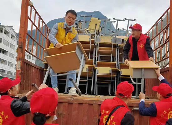 志願者為西燕鎮中心學校捐贈課桌椅