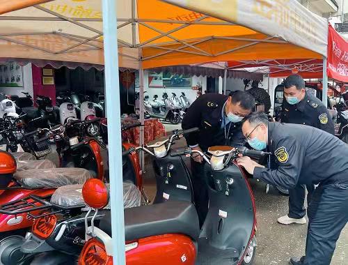 桂林市市场监管局执法人员对经营门店在售电动自行车开展检查。