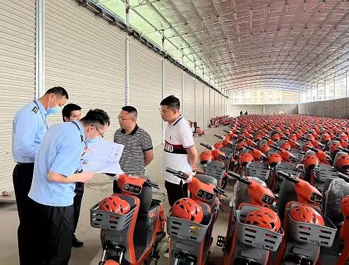 桂林市市场监管局执法人员对市内一共享单车仓库开展检查。