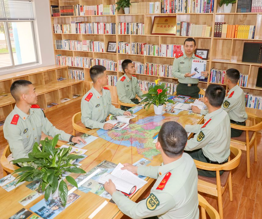 官兵开展读书分享活动现场。