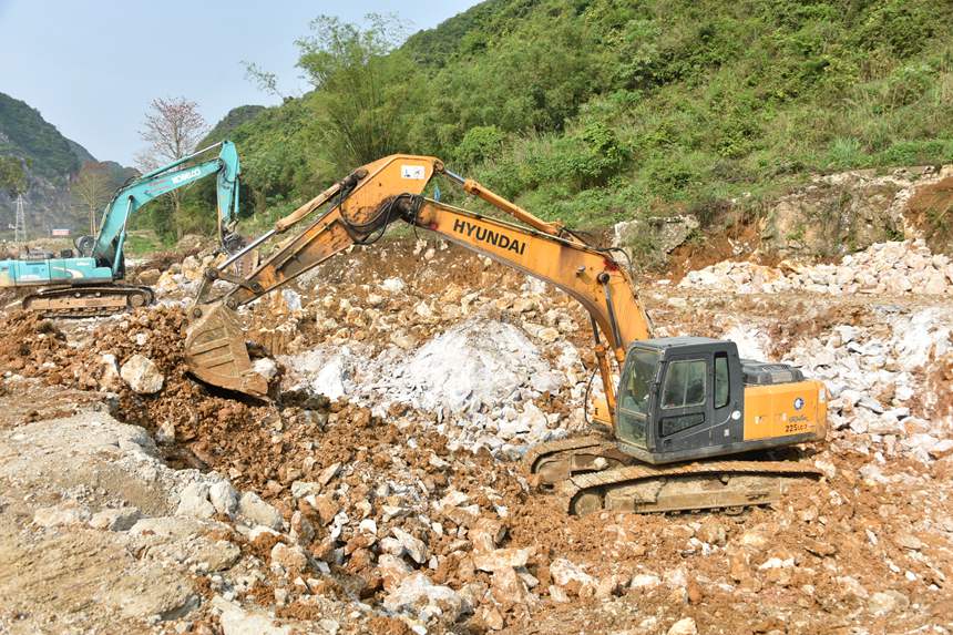 3月28日，在寧明城市展廳項目現場，工地上2台挖掘機隆隆聲響成一片，操作工人正在加緊土方開挖