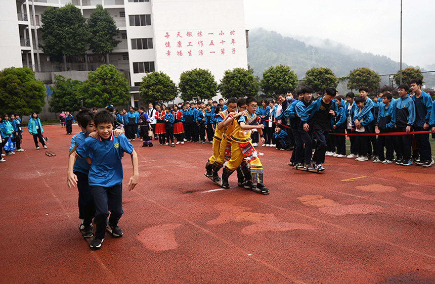 學生在參加三人板鞋競走比賽。