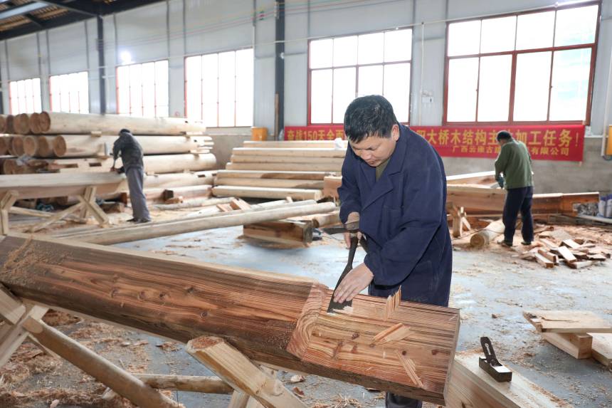 幾名侗族工匠在加工木料。龔普康攝
