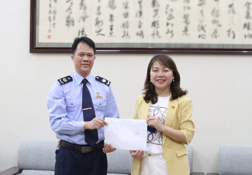 图为隆林各族自治县税务局党委书记、局长黄大岩向吉利百矿集团有限公司总裁唐华英转交增值税留抵退税电子退库清单。班银凤摄
