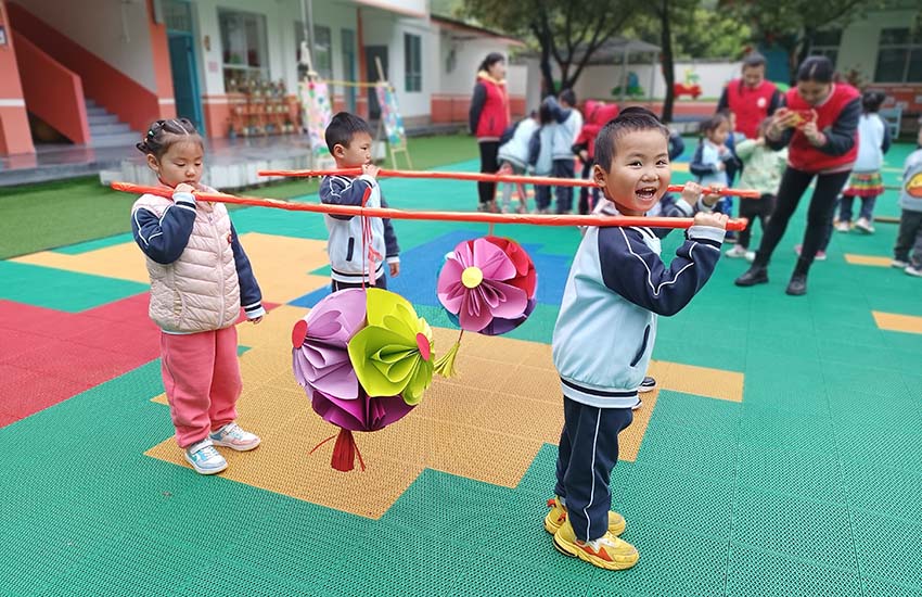 白沙星起点幼儿园庆祝“三月三”活动。黎荣辉摄