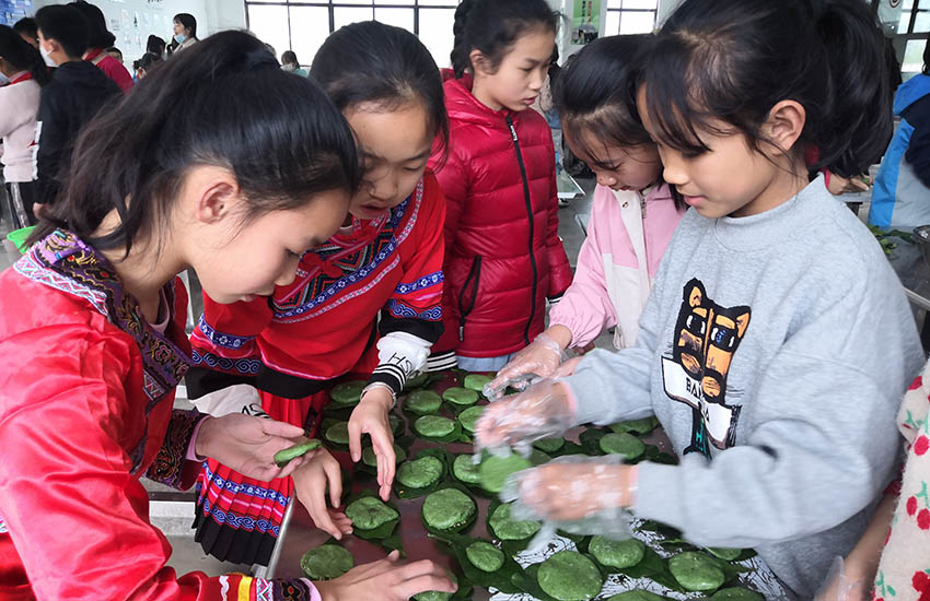 白沙镇第二小学学生手工做艾叶粑粑。张祥燕摄