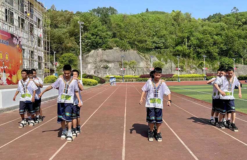 高田镇民族学校三人板鞋。赖斯羽摄