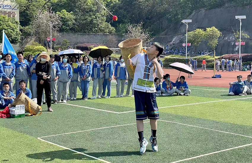 绣球投进背篓。赖斯羽摄