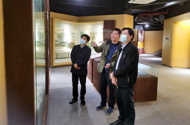 調研組一行到平桂飛碟公司礦務展覽館參觀。