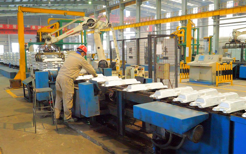 吉利百礦集團田林鋁廠的工人正在生產線上忙碌