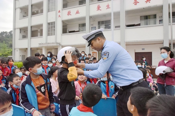 學生示范佩戴安全頭盔。