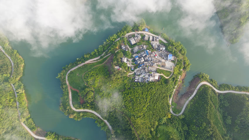 霧繞山村似仙境。