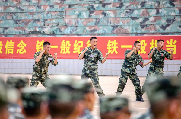新训官兵正在进行擒敌术基础拳法课目会操。