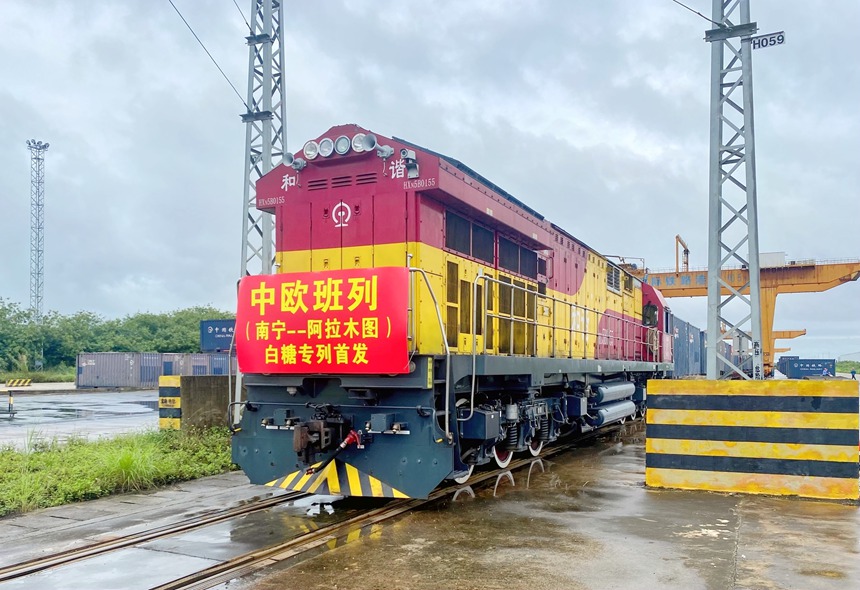 广西首趟白糖中欧班列从南宁国际铁路港发车。覃一�成�