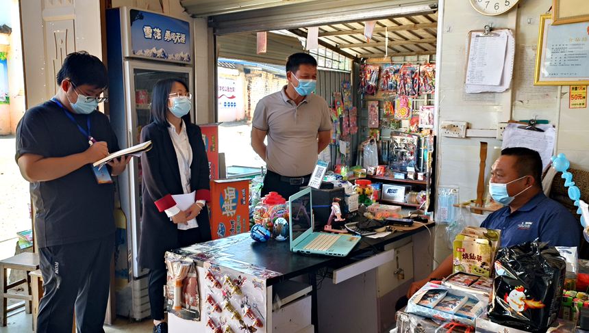 寧明縣城中鎮明祥社區明陽小區六巷“巷道管家”入戶調查了解群眾反映的問題
