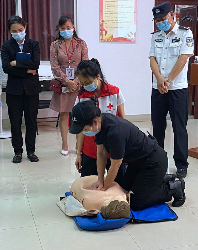 培訓師正在示范心肺復蘇。興寧區紅十字會供圖