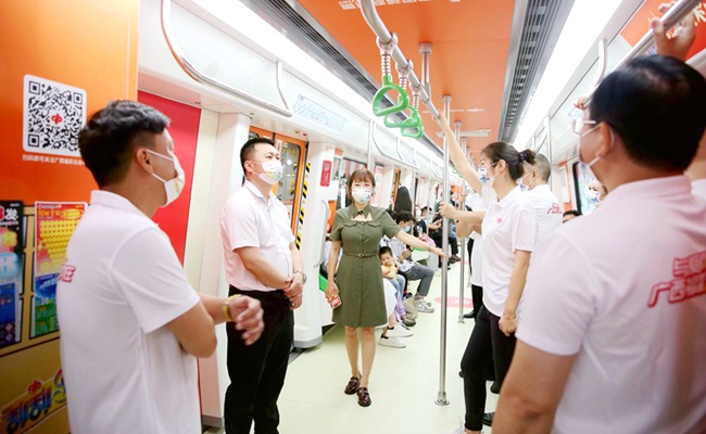 广西福彩中心青年干部职工乘坐体验“福彩公益号”主题地铁列车