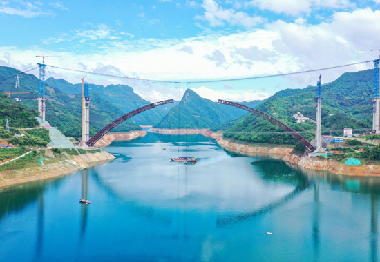 南丹至天峨下老高速公路天峨龙滩特大桥建设一线。谢雅洁摄