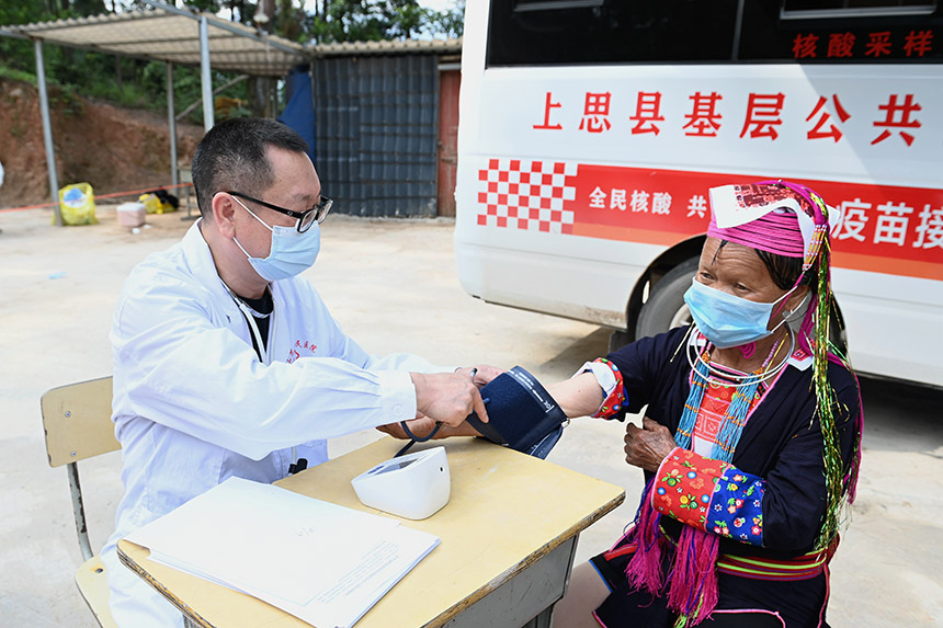 5月18日，流動服務車來到上思縣南屏瑤族鄉常隆村百馬屯，為當地瑤族群眾提供公共衛生健康服務。