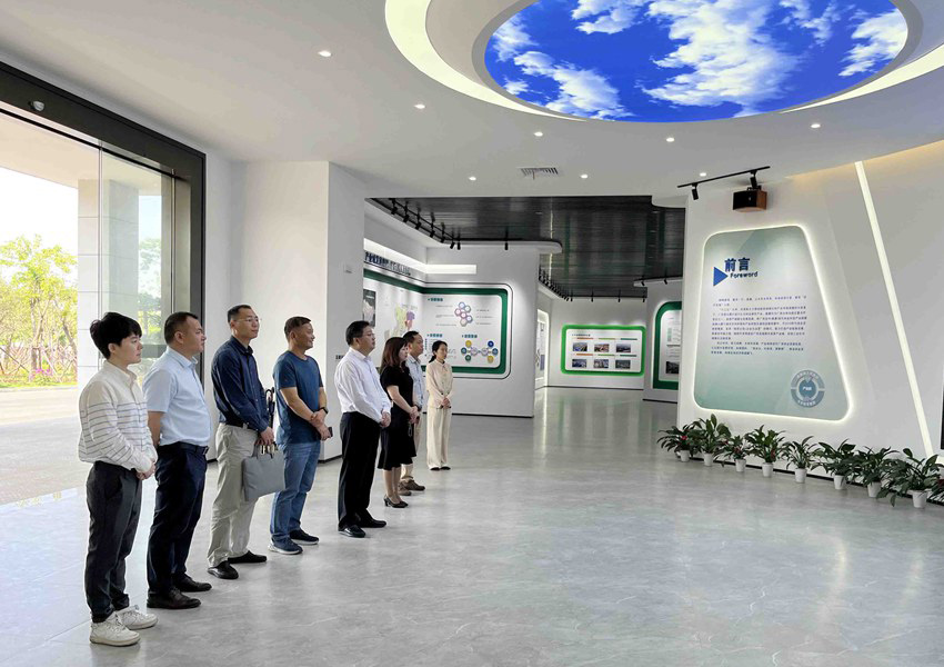 广西生态工程职业技术学院调研团队在产业园展厅参观。张润琳摄