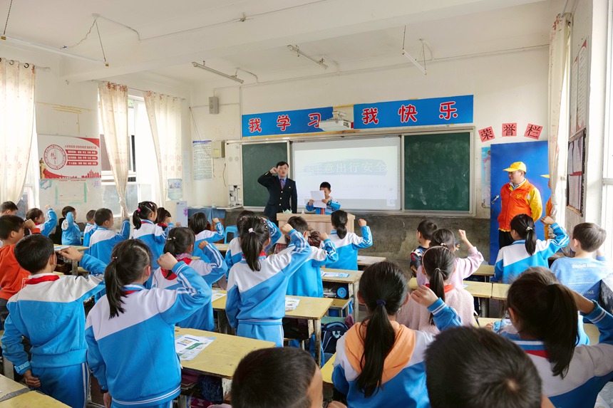 同学们共同朗读爱路护路宣言。