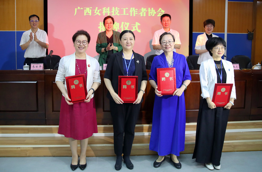 颁发聘书。雷新荣摄