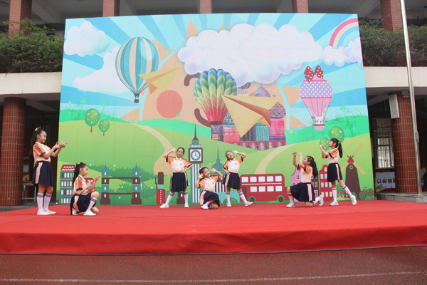 歌舞表演《向快樂出發》。南寧市紅星小學供圖
