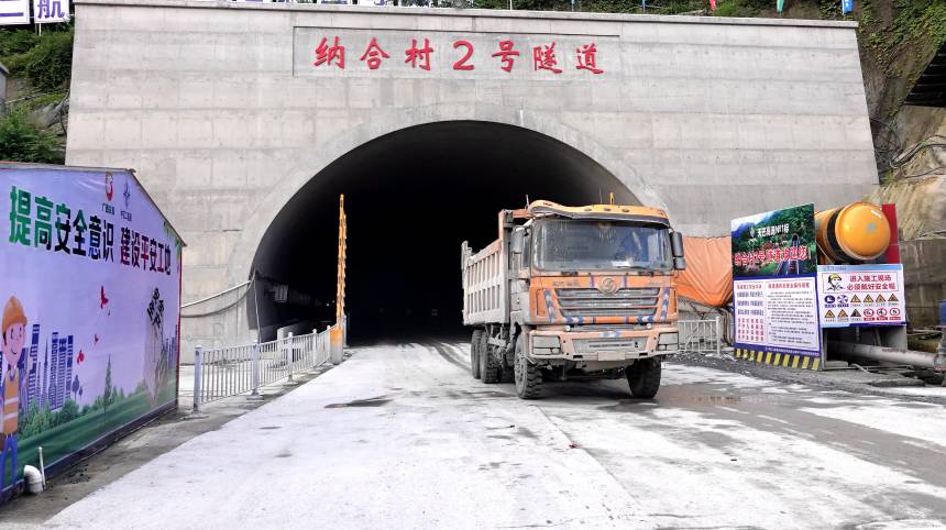 5月31日，一輛工程車從剛剛貫通的天巴高速公路納合村2號隧道駛出。高東風攝