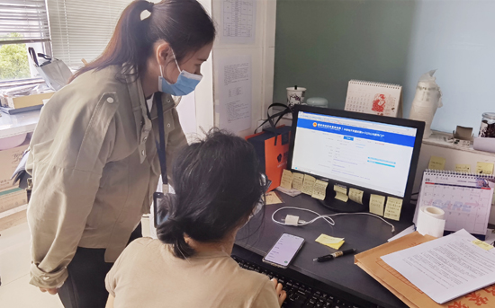 桂林市计量测试研究所工作人员现场指导企业人员通过网络预约仪器检定。