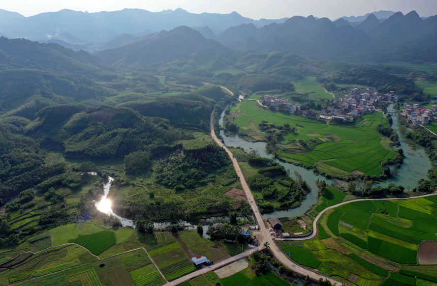 綠色的田園、蜿蜒的河流、古朴的壯族村寨相互映襯，美不勝收。