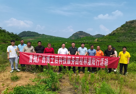 专家组深入种植基地进行技术指导。灌阳县农业农村局供图