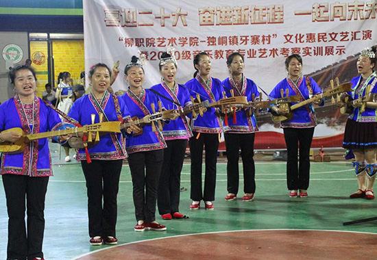 牙寨村侗族風情文藝隊通過琵琶歌宣傳紅色故事。