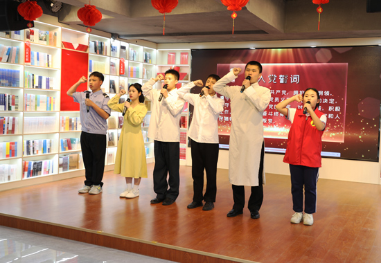 5��5�գ������ؾ��н�����ɫ���桷���е���ϵ�л��У԰��ֱ�����