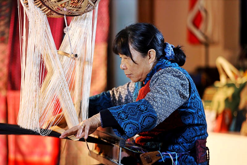 谭湘光正在织造壮锦。受访者供图