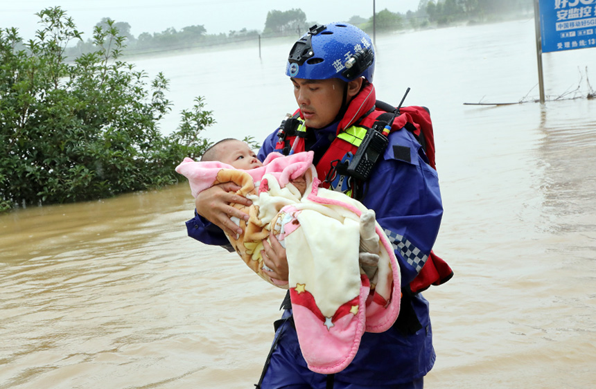 救援人员转移襁褓中的婴孩。