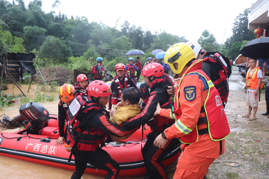 6月20日消防救援人员在临桂区五通镇指挥抗洪抢险救援工作。周亮摄