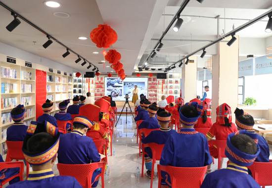 ���᳡���ڶ�����ɫ��ǡ�